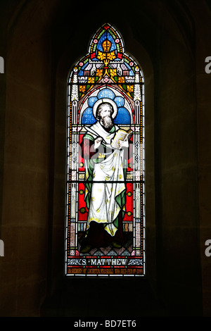 Ein Buntglasfenster, das Frederick Preedy (1820-1898) zugeschrieben wird und St. Matthew, St. Barnabas Church, Snowshill Gloucestershire, darstellt Stockfoto