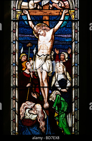 Glasfenster von ward und Hughes, die die Kreuzigung Jesu Christi darstellen, St. Barnabas Kirche, Snowshill Gloucestershire Stockfoto