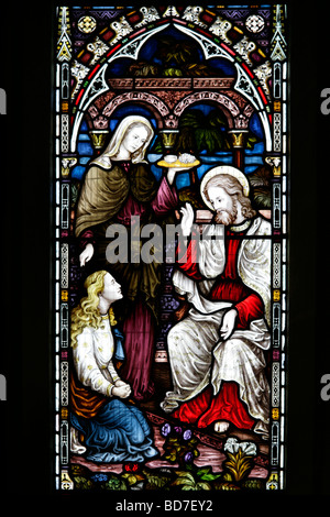 Glasfenster, das Friedrich Preedy (1820-1898) zugeschrieben wird und die biblische Geschichte von Jesus Christus mit Martha und Maria darstellt Stockfoto