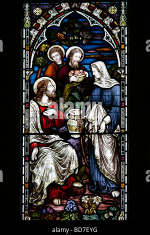 Glasfenster, das Friedrich Preedy (1820-1898) zugeschrieben wird und die biblische Geschichte von Jesus Christus mit der Frau von Samaria am Brunnen darstellt Stockfoto