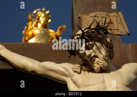 Kruzifix vor die vergoldete Statue der Heiligen Maria auf dem Dach der Kathedrale von Avignon Provence Frankreich Europa Stockfoto