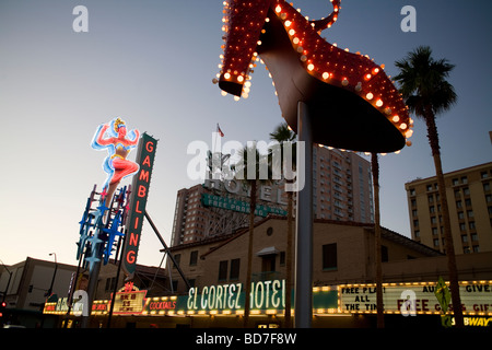 Die berühmte Leuchtreklame der Fremont Street in der Abenddämmerung in der Innenstadt von Las Vegas, Nevada, Vereinigte Staaten von Amerika Stockfoto