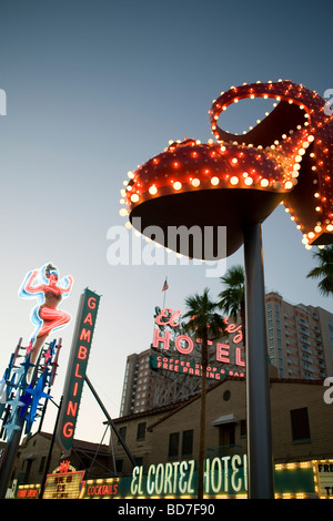 Die berühmte Leuchtreklame der Fremont Street in der Abenddämmerung in der Innenstadt von Las Vegas, Nevada, Vereinigte Staaten von Amerika Stockfoto