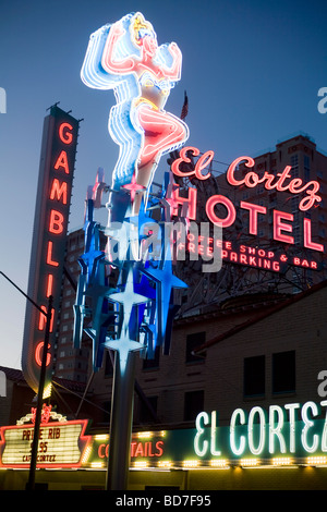 Die berühmte Leuchtreklame der Fremont Street in der Abenddämmerung in der Innenstadt von Las Vegas, Nevada, Vereinigte Staaten von Amerika Stockfoto