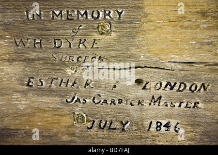 Hölzerne ernste Namen Marker für Schiffe Chirurg W H Dyke starb 1846 auf Friedhof von König Edward Cove Grytviken Südgeorgien Antarktis Stockfoto