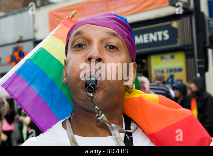 VEREINIGTES KÖNIGREICH, ENGLAND, BRIGHTON, 1. AUGUST 2009. Die Parade während Brighton Pride, die jährliche Gay Pride-Veranstaltung. Stockfoto