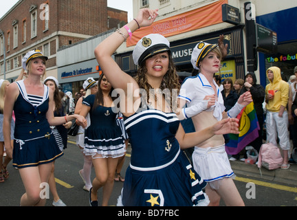 VEREINIGTES KÖNIGREICH, ENGLAND, BRIGHTON, 1. AUGUST 2009. Die Parade während Brighton Pride, die jährliche Gay Pride-Veranstaltung. Stockfoto