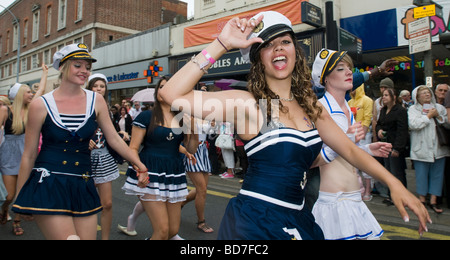 VEREINIGTES KÖNIGREICH, ENGLAND, BRIGHTON, 1. AUGUST 2009. Die Parade während Brighton Pride, die jährliche Gay Pride-Veranstaltung. Stockfoto