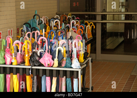 Kyoto. Kansai. Japan. Sonnenschirme in einer Grundschule Stockfoto