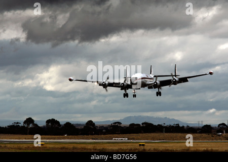 Lockheed Super Constellation Flugzeug C-121C-Landung Stockfoto