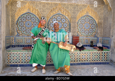 Marokkanischen Gnawa-Musiker mit Guembri, Medina, Königreich von Marokko, Tanger, Tanger-Tétouan Region Stockfoto