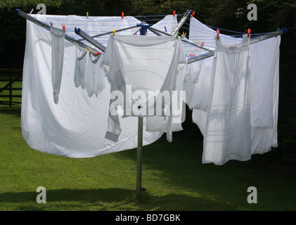 Weiße Wäsche aufhängen auf der Wäscheleine Stockfoto