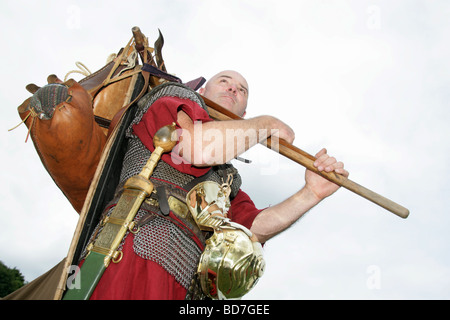 Von Chester, England. Ein niedrig abgewinkelten Porträt von einem Roman Centurion aus der Chester basierten Roman Tours GmbH Stockfoto