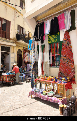 Souvenir-Shops, Medina, Marokko, Tanger, Tanger-Tétouan Region Stockfoto