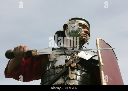 Von Chester, England. Ein niedrig abgewinkelten Porträt von einem Roman Centurion aus der Chester basierten Roman Tours GmbH Stockfoto