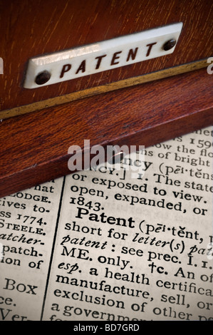 Nahaufnahme von Aktenschrank mit unordentlichen Stapel von Papieren