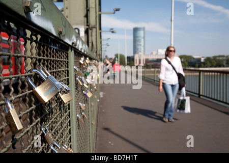 Vorhängeschlösser am Zaun der Fussweg von Hohenzollern Eisenbahnbrücke Köln Stockfoto