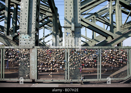 Vorhängeschlösser am Zaun der Fussweg von Hohenzollern Eisenbahnbrücke Köln Stockfoto