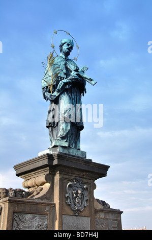 Statue des Heiligen Johannes von Nepomuk auf der Karlsbrücke Stockfoto