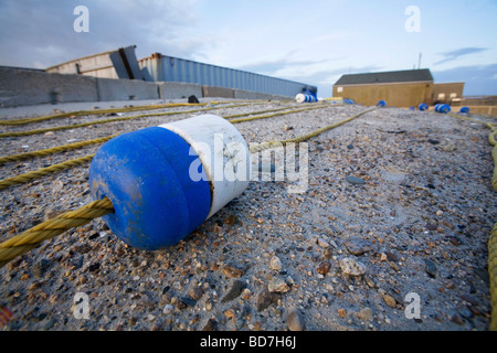 Schwimmern aus Kunststoff angelegt warten im Wasser, sicheres Schwimmen Bereiche erstellen lassen Stockfoto