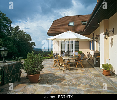 Tisch mit Stühlen vor Haus Stockfoto