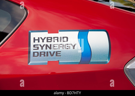 Hybrid-Synergy-Logo auf Tür rot T3 Toyota Prius Hybrid-Auto geparkt Cheltenham UK Stockfoto