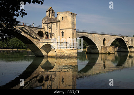 Die Rhône Pont St Bénézet-Brücke aus dem Volkslied Sur le Pont d Avignon Avignon Provence Frankreich Europa bekannt Stockfoto