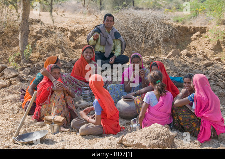 Indische Frauen, Saris, arbeiten, Reparatur der Straße Narlai, Rajasthan, Indien Stockfoto