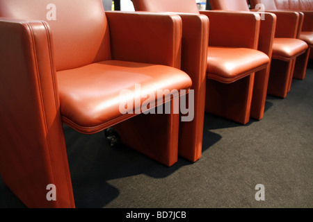 Moderne Leder Stuhlreihen für vip bei einem indoor Parade-event Stockfoto