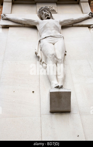 Stein geschnitzte Statue von Christus am Kreuz Stockfoto