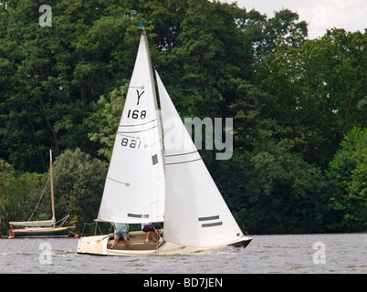 Yeoman Segelboote die Teilnahme an Rennen in Wroxham regatta Norfolk East Anglia England Großbritannien Stockfoto