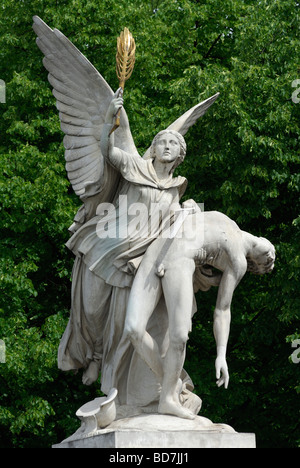 Berlin Deutschland Iris tragen die gefallenen Helden zu Mount Olympus eine der acht Statuen auf der Schlossbrücke Stockfoto