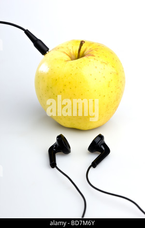 Angeschlossen an einen Apple Ohrhörer Stockfoto