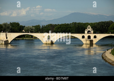 Die Rhône Pont St Bénézet-Brücke aus dem Volkslied Sur le Pont d Avignon Avignon Provence Frankreich Europa bekannt Stockfoto