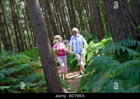 Reifes Paar auf Waldweg, norfolk, england Stockfoto