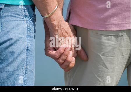 Älteres Paar Hand in Hand Stockfoto