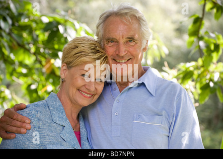 Glückliches, reifes Paar im Garten Stockfoto