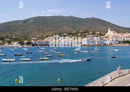 Die schöne Uferpromenade Cadaques in der Costa Brava Catelonia Mittelmeer Cap de Creus Halbinsel Spanien Espana Stockfoto