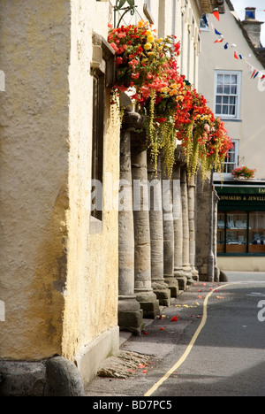 Tetbury Markthalle in hängenden Blumenkörben geschmückt Stockfoto