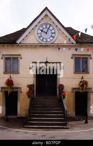 Tetbury Markthalle hängende Blumenkörbe Stockfoto