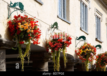 Tetbury Markthalle in hängenden Blumenkörben geschmückt Stockfoto