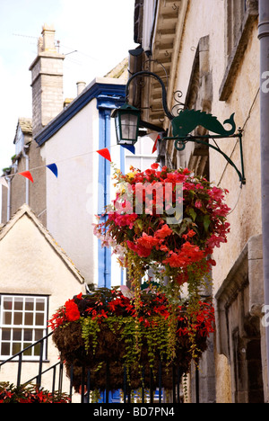 Tetbury Markthalle hängende Blumenkörbe Stockfoto