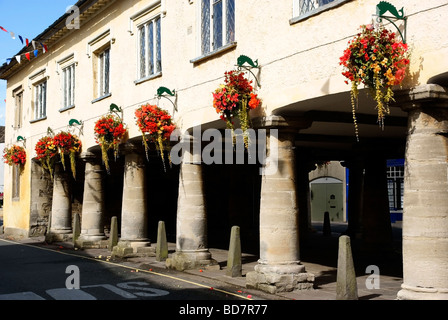 Tetbury Markthalle in hängenden Blumenkörben geschmückt Stockfoto