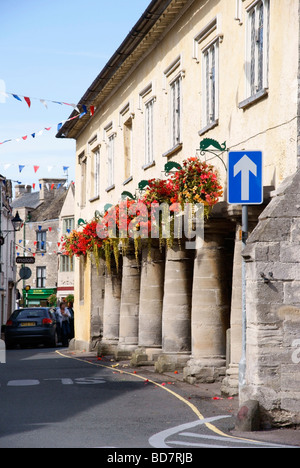 Tetbury Markthalle in hängenden Blumenkörben geschmückt Stockfoto