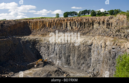 Ein Steinbruch mit Basaltsäulen am Chastreix (Puy de Dôme - Frankreich). Ein Chastreix, Une Carrière Avec des Orgues Basaltiques (Frankreich) Stockfoto