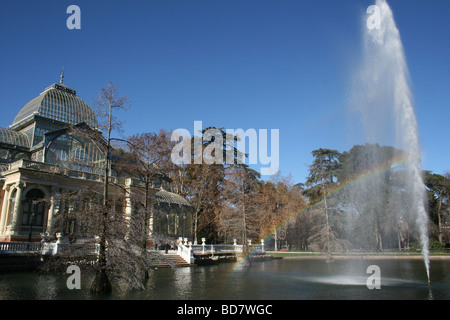 Wasser-Brunnen vor der Palacio de Cristal im Parque del Retiro, Madrid, Spanien Stockfoto