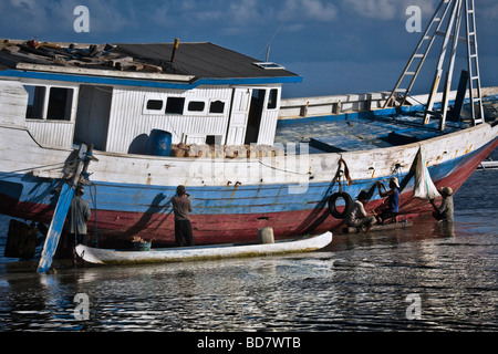 Indonesien Sulawesi Tanah Beru in der Nähe von Pantai Bira Bira Beach traditionelle hölzerne Bootsbau Männer Boot Reparatur Stockfoto