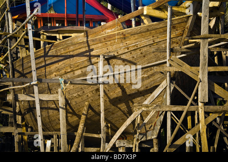 Indonesien Sulawesi Tanah Beru in der Nähe von Pantai Bira Bira Beach traditionelle Holzschiff Baugebiet am späten Nachmittag Stockfoto