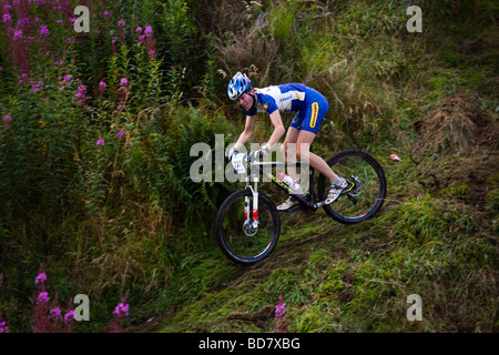 Mountain-Bike-Fahrer fahren bergab während eines Rennens auf catkin Braes Glasgow Stockfoto