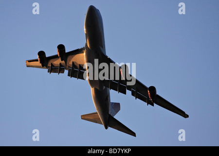 Boeing 747.  Virgin Atlantic Airlines 747 namens "Lady Penelope" im Flug bei Sonnenuntergang. Stockfoto